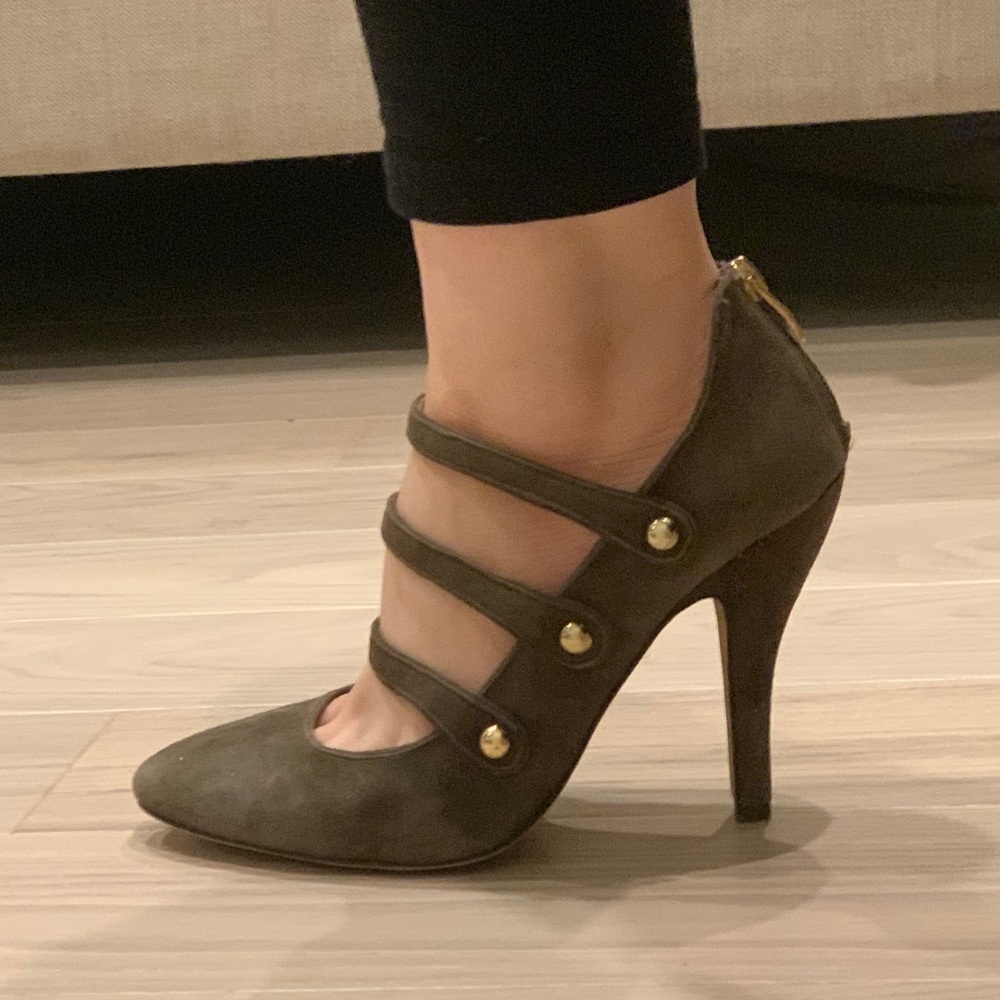 Olive green suede Vince Camuto pumps!